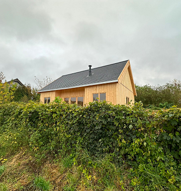 Nowoczesny drewniany dom  – komfortowy projekt całoroczny w styl